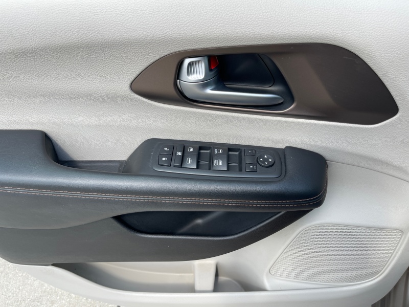 Used 2017 Chrysler Pacifica - photo 22