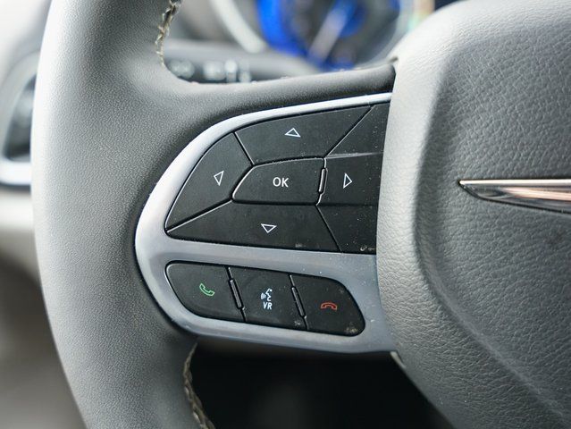 Used 2024 Chrysler Pacifica - photo 2