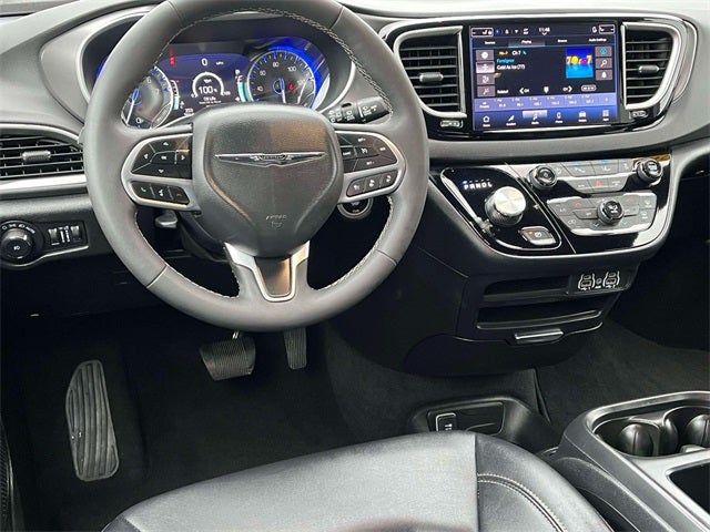 Used 2025 Chrysler Pacifica - photo 14