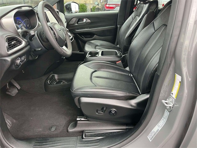 Used 2025 Chrysler Pacifica - photo 29