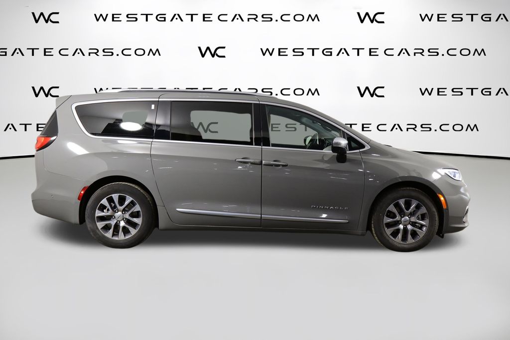 Used 2023 Chrysler Pacifica - photo 11