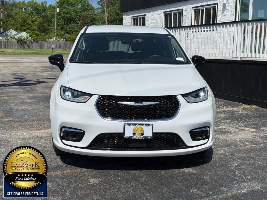 Used 2024 Chrysler Pacifica - photo 2