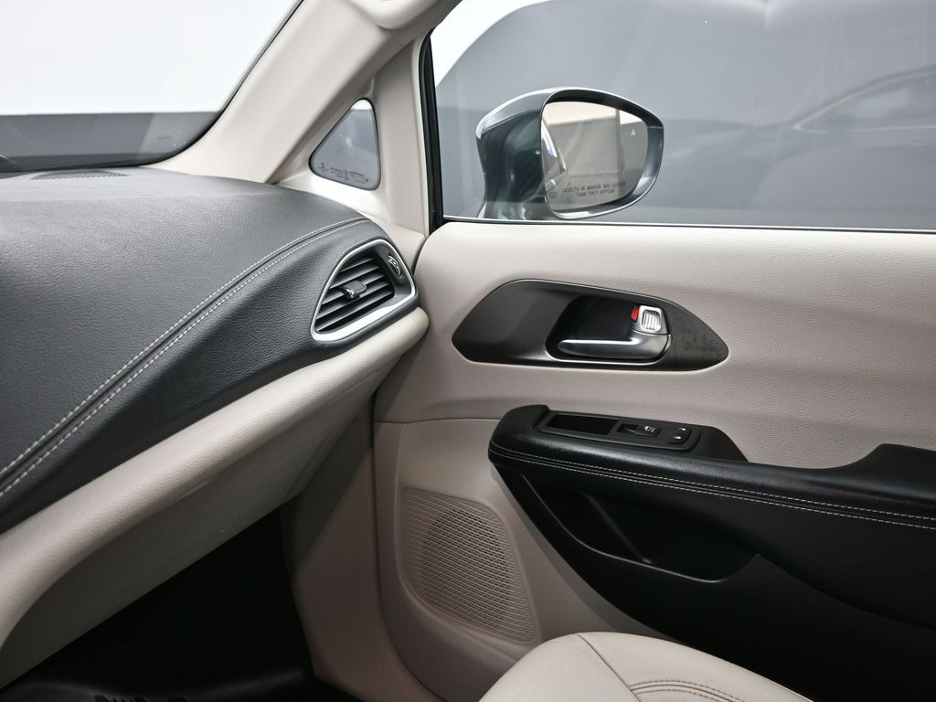 Used 2021 Chrysler Pacifica - photo 17