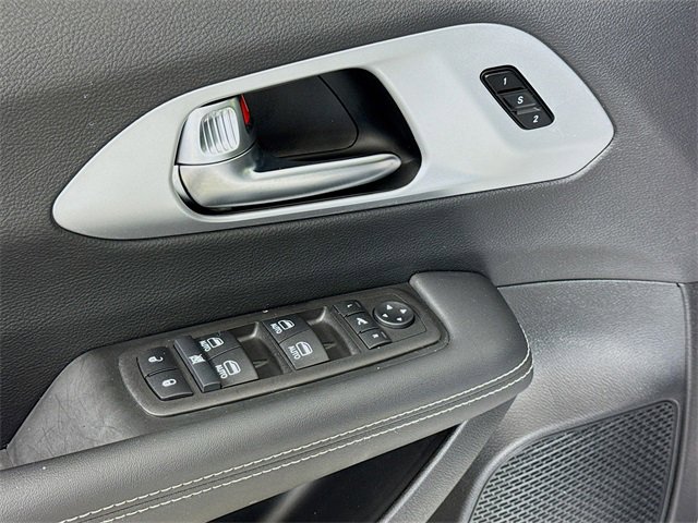 Used 2025 Chrysler Pacifica - photo 21