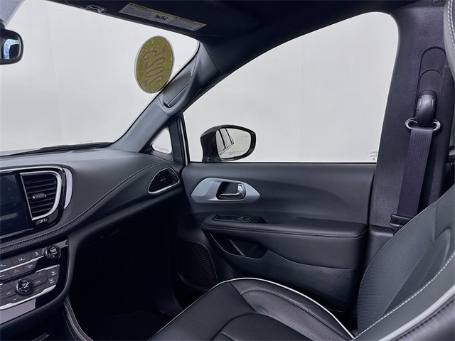 Used 2025 Chrysler Pacifica - photo 26
