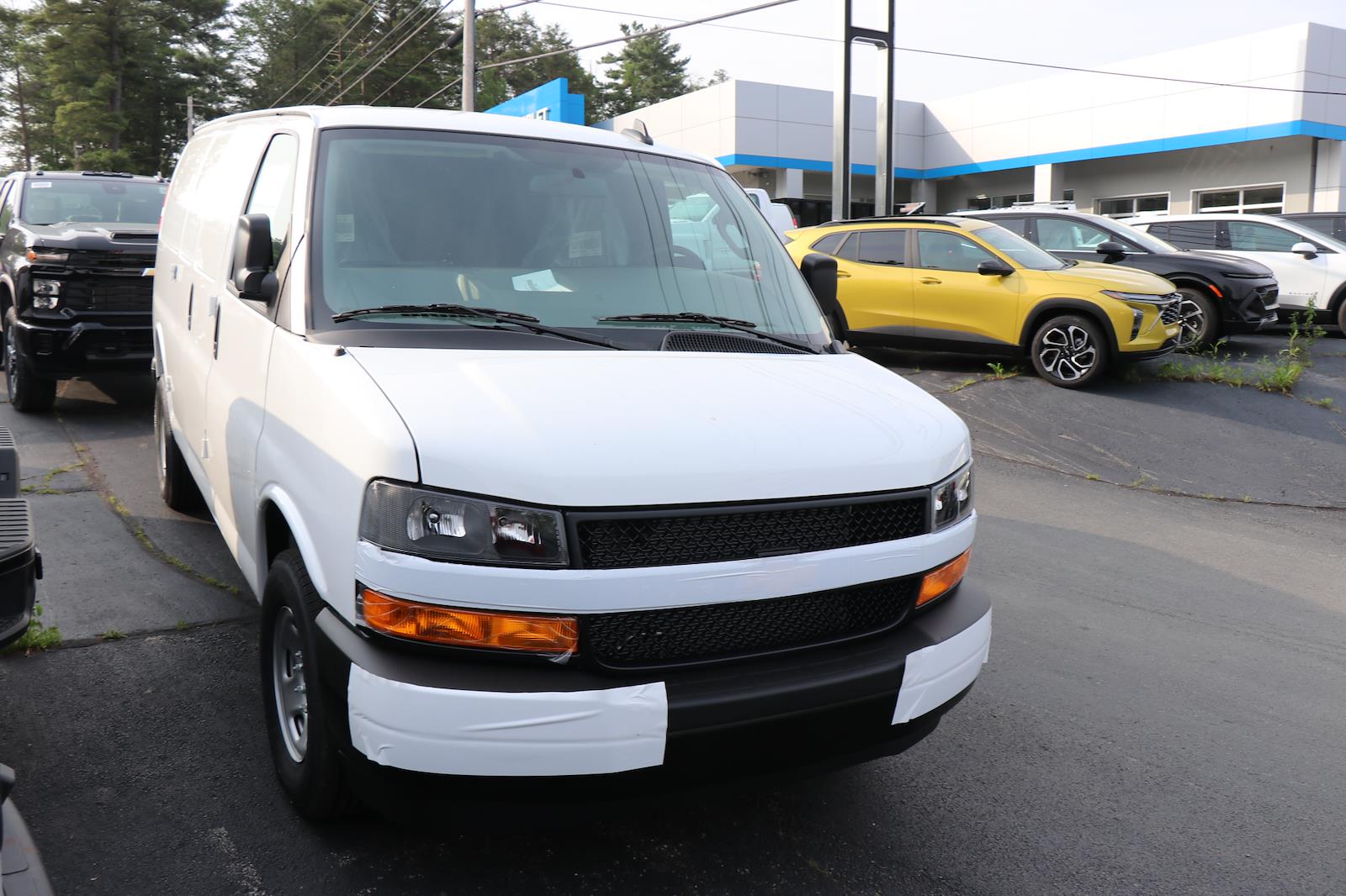 New 2025 Chevrolet Express 3500 - photo 2
