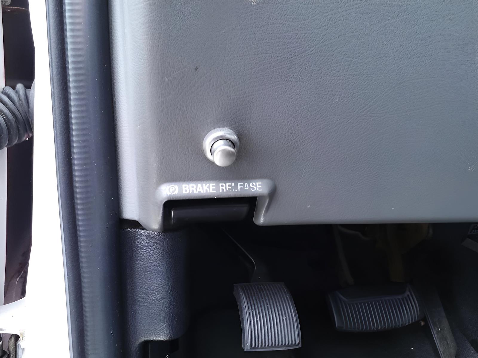 New 2004 Ford E-350 - photo 12