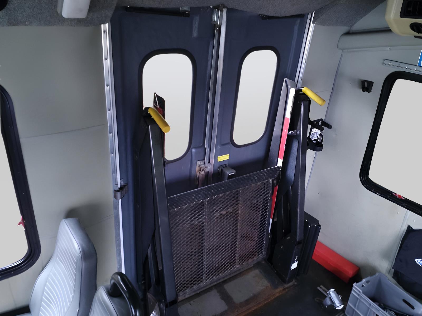 New 2004 Ford E-350 - photo 18