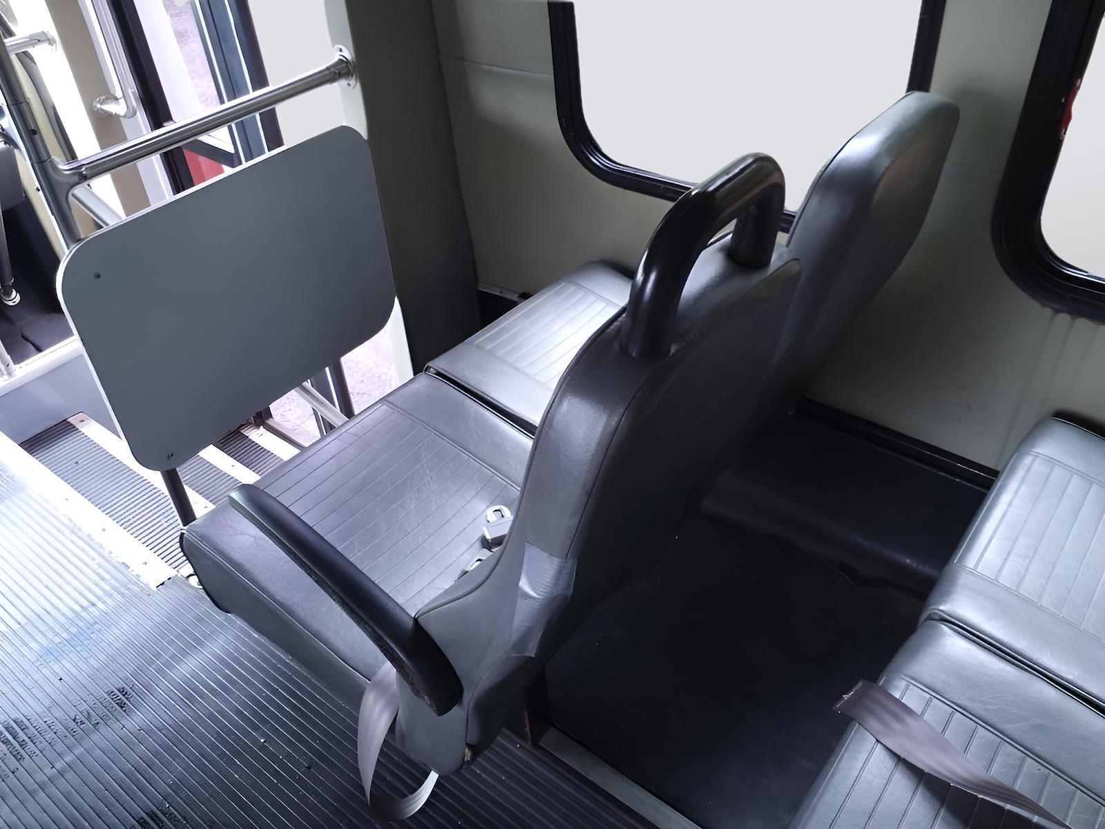 New 2004 Ford E-350 - photo 21