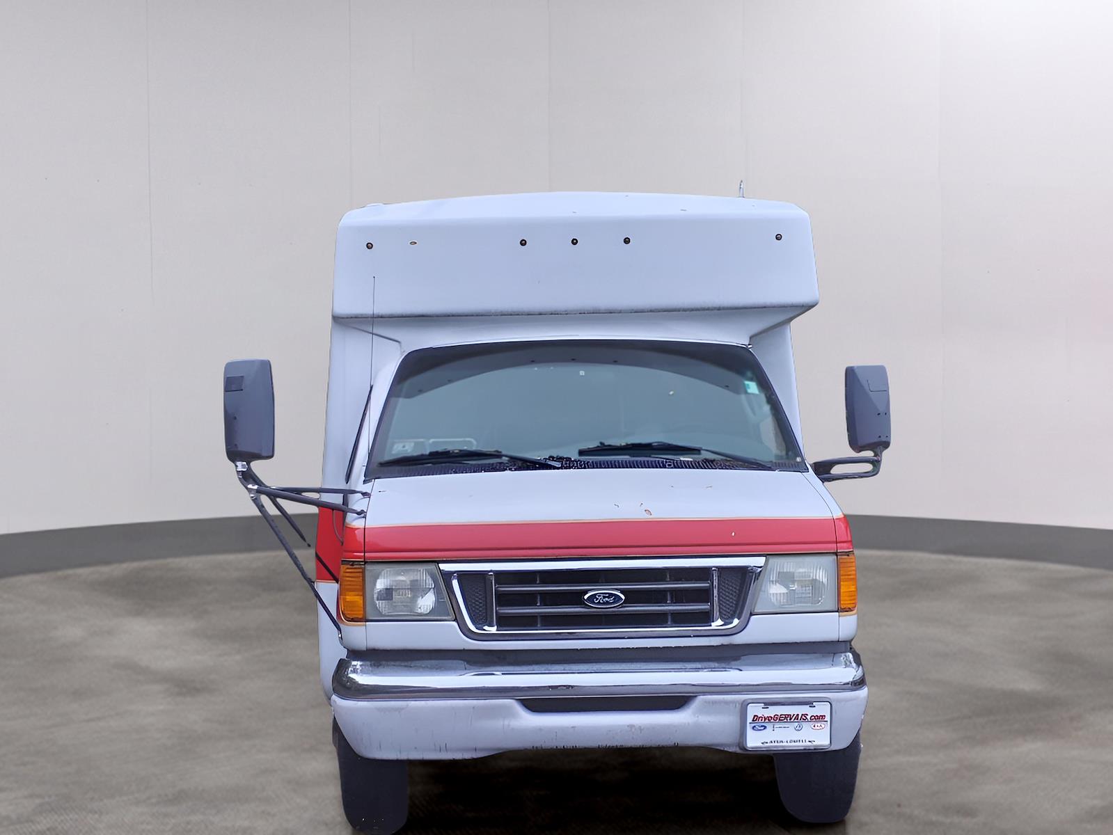 New 2004 Ford E-350 - photo 2