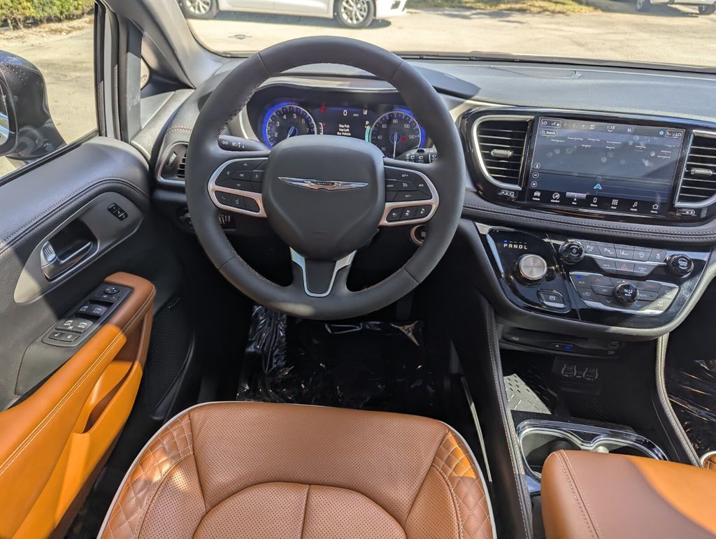 Used 2025 Chrysler Pacifica - photo 24