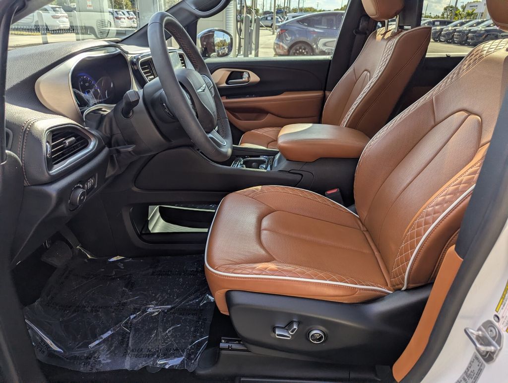 Used 2025 Chrysler Pacifica - photo 26