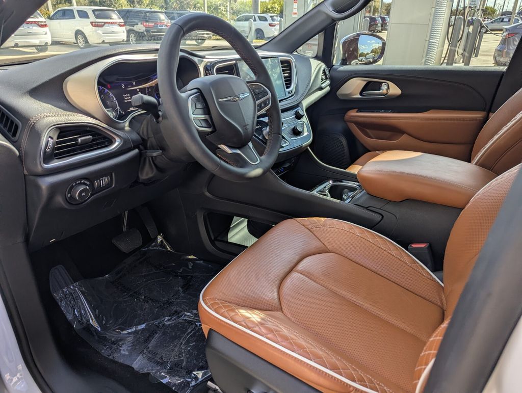 Used 2025 Chrysler Pacifica - photo 27