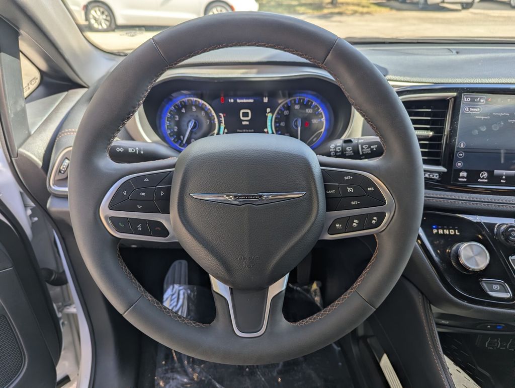 Used 2025 Chrysler Pacifica - photo 30