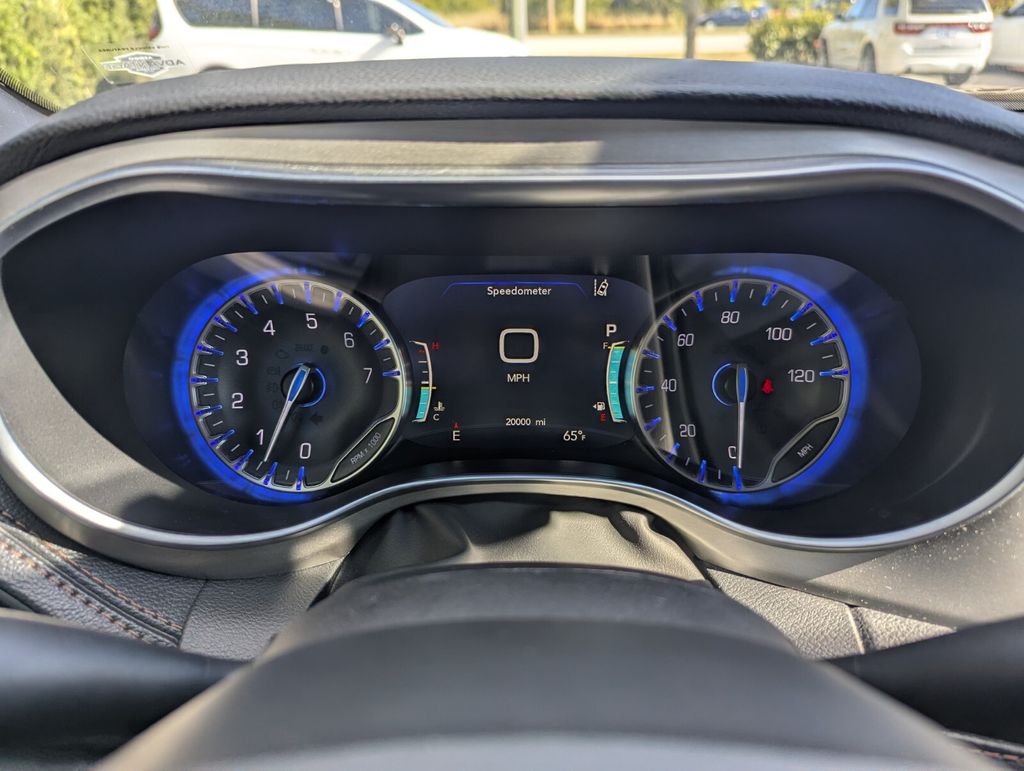 Used 2025 Chrysler Pacifica - photo 33