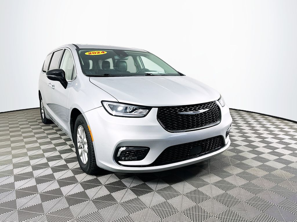 Used 2024 Chrysler Pacifica - photo 2