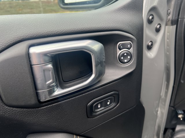 Used 2023 Jeep Gladiator - photo 16