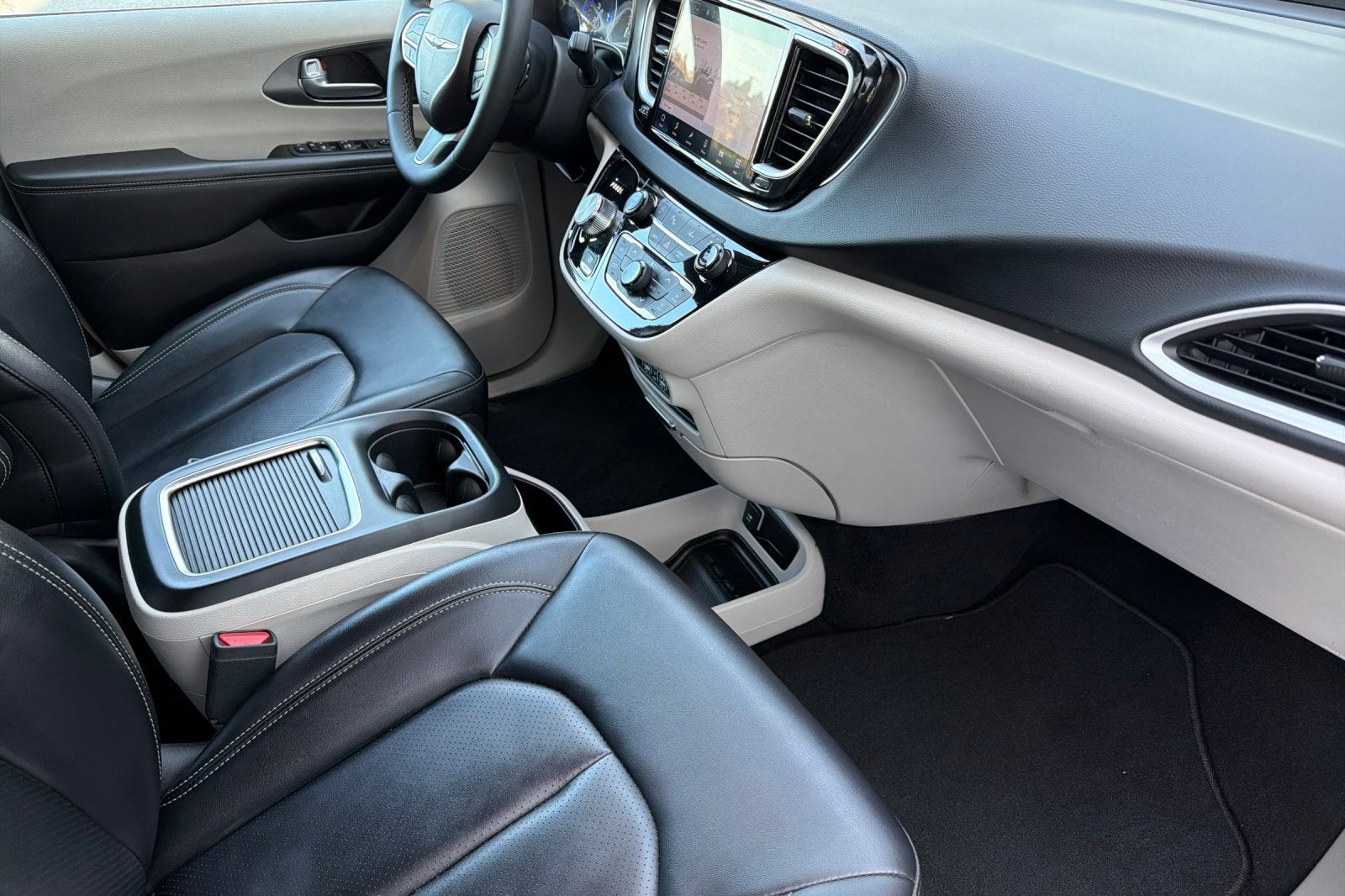 Used 2024 Chrysler Pacifica - photo 16
