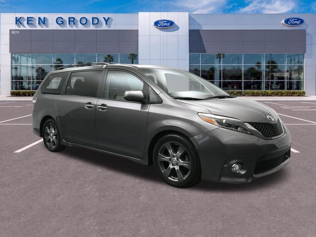Used 2017 Toyota Sienna - photo 1