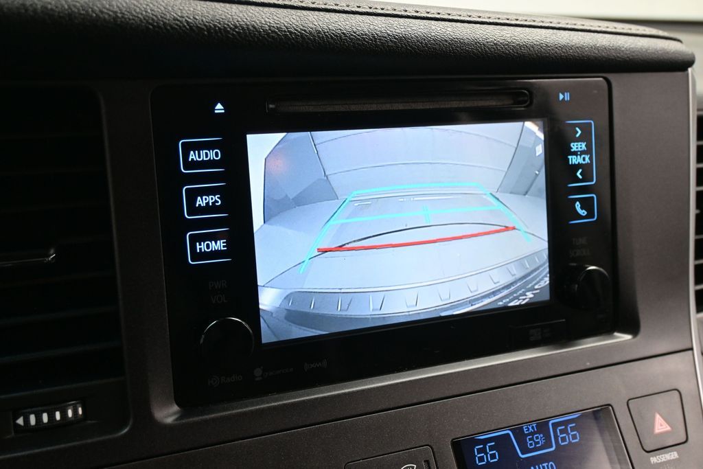 Used 2017 Toyota Sienna - photo 15