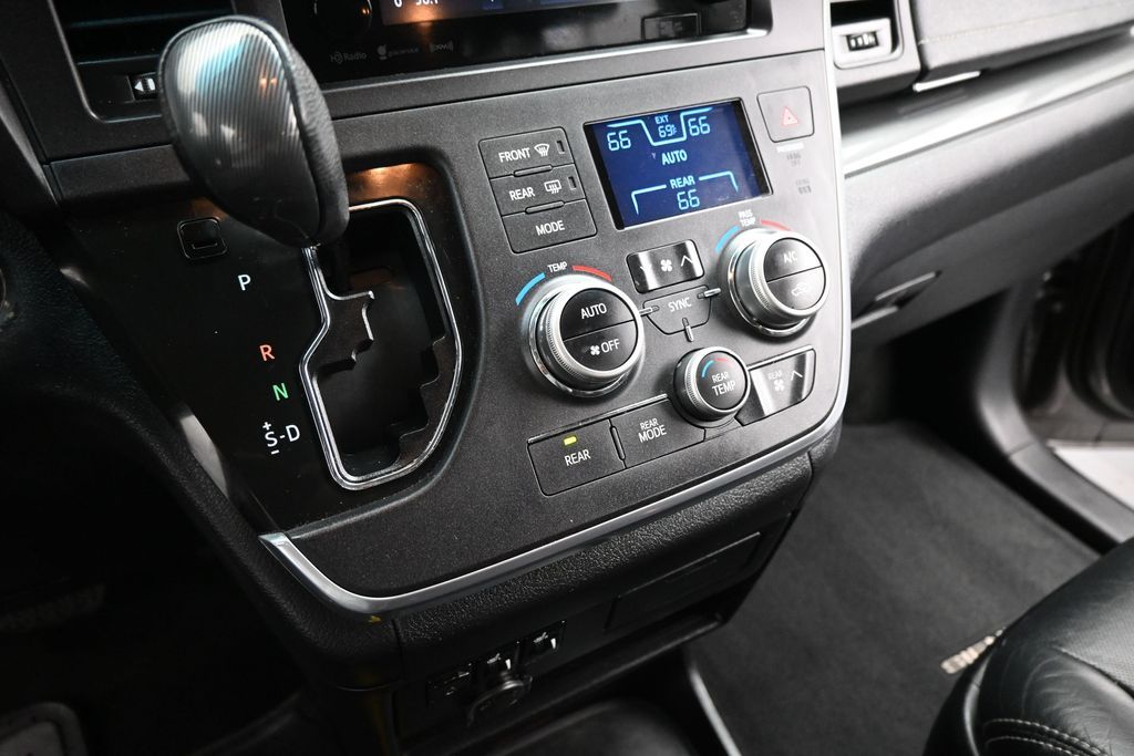 Used 2017 Toyota Sienna - photo 16