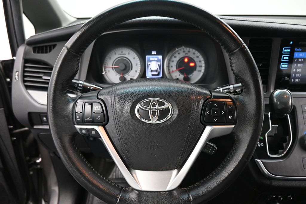Used 2017 Toyota Sienna - photo 17