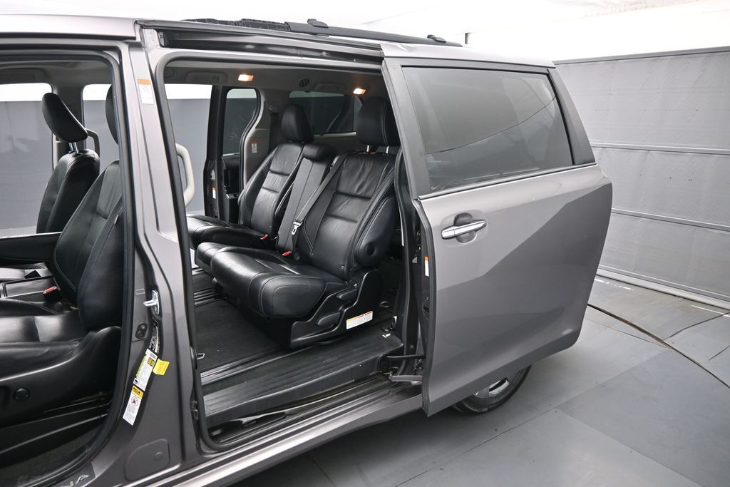 Used 2017 Toyota Sienna - photo 19