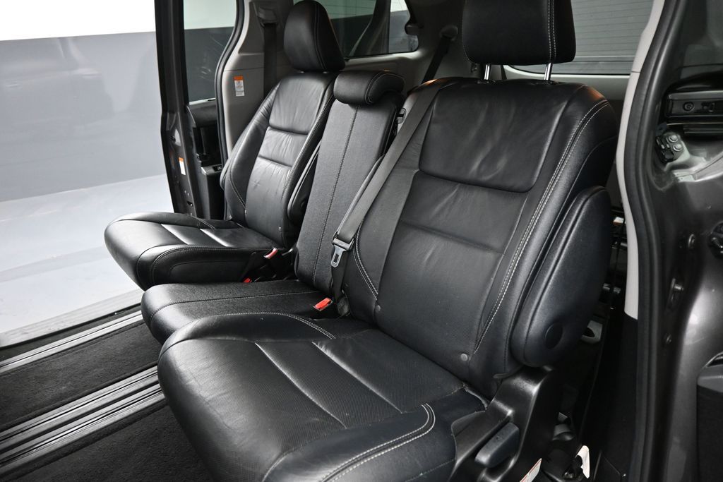 Used 2017 Toyota Sienna - photo 20