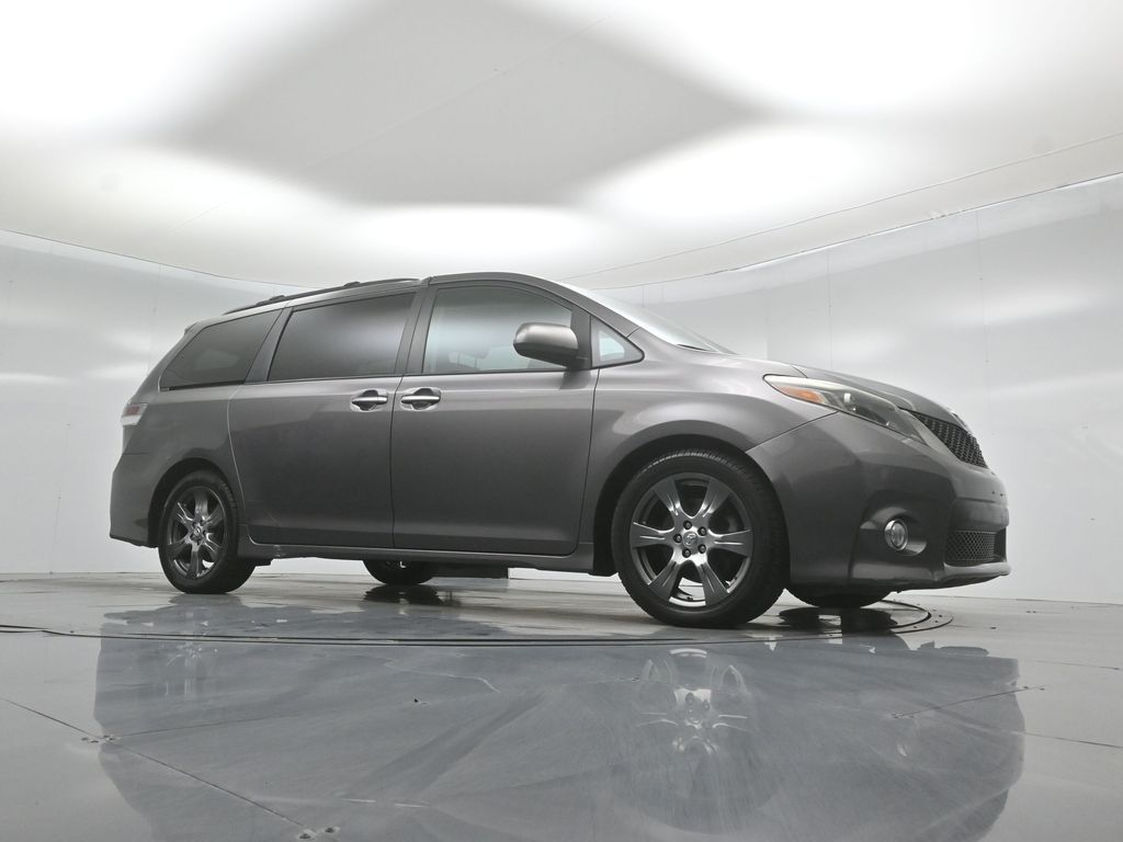 Used 2017 Toyota Sienna - photo 2