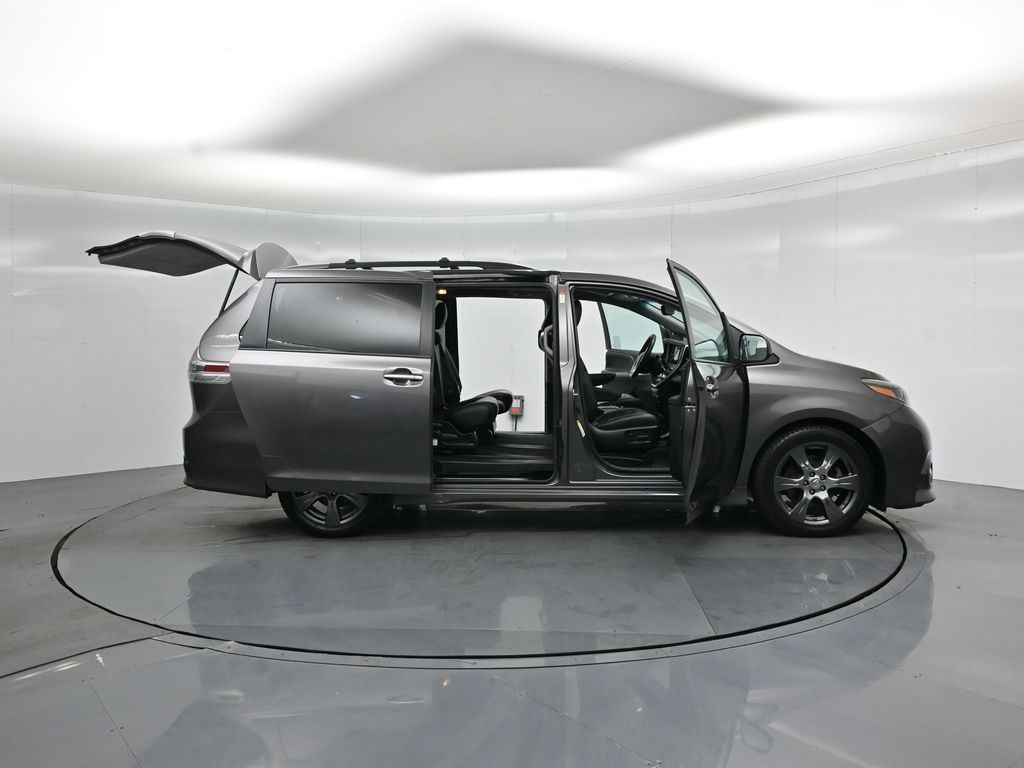Used 2017 Toyota Sienna - photo 5