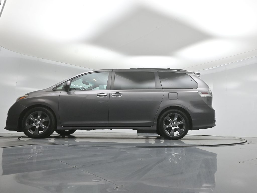 Used 2017 Toyota Sienna - photo 8
