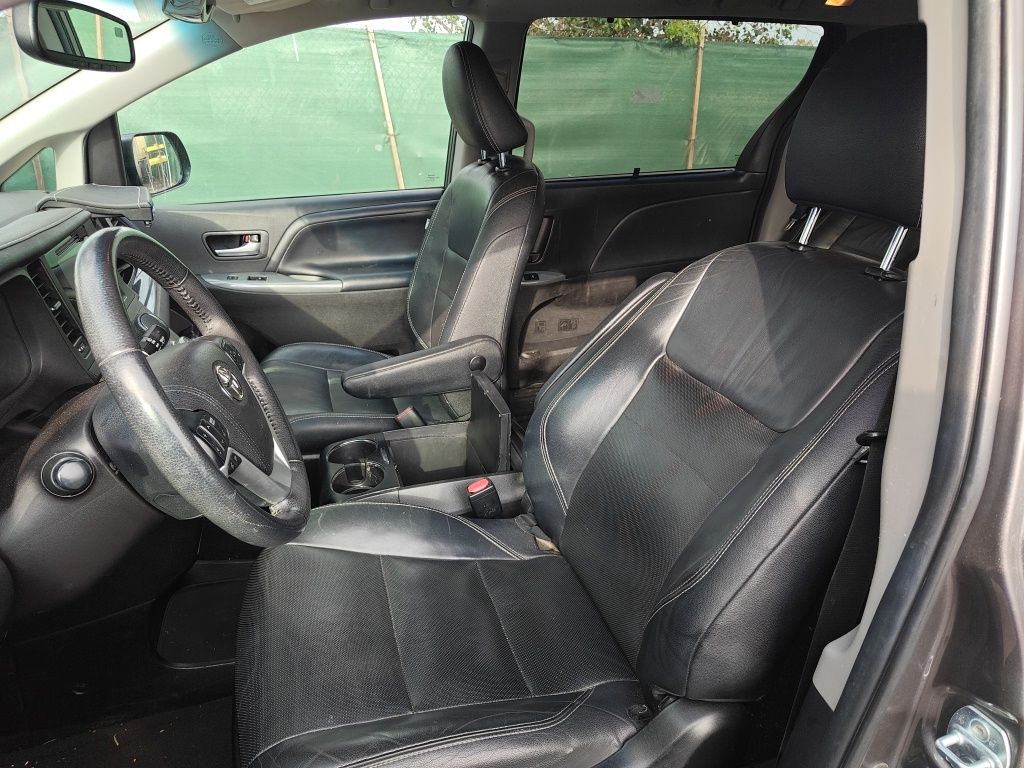 Used 2017 Toyota Sienna - photo 9