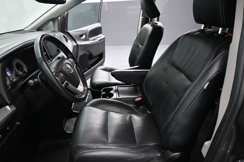 Used 2017 Toyota Sienna - photo 10