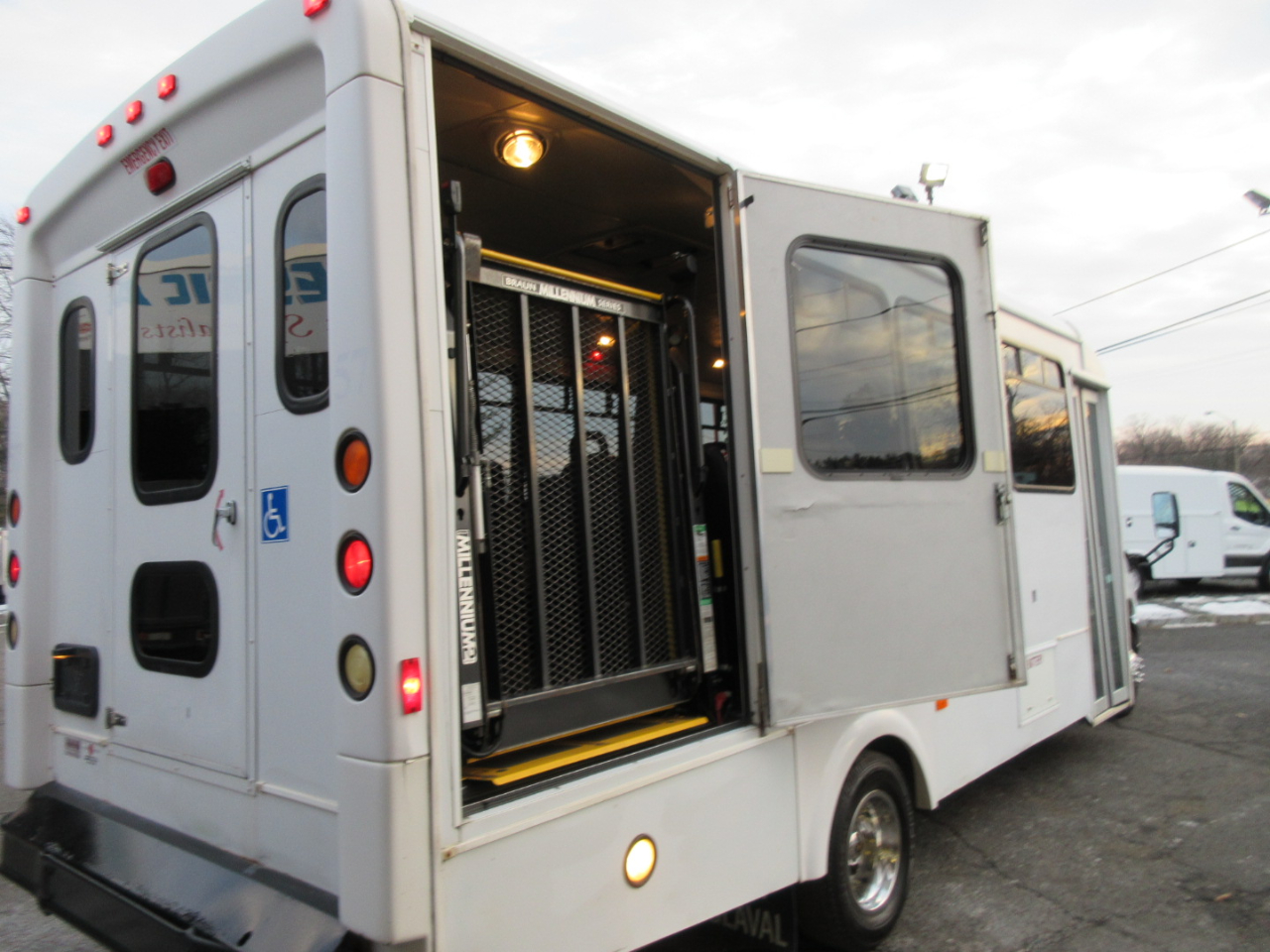 Used 2013 Ford E-450 - photo 29
