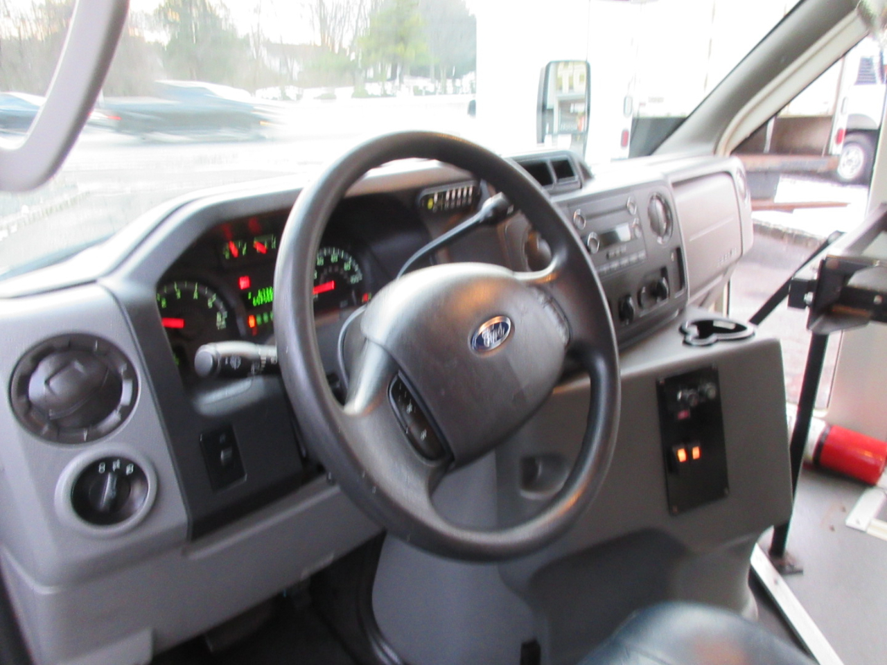 Used 2013 Ford E-450 - photo 35