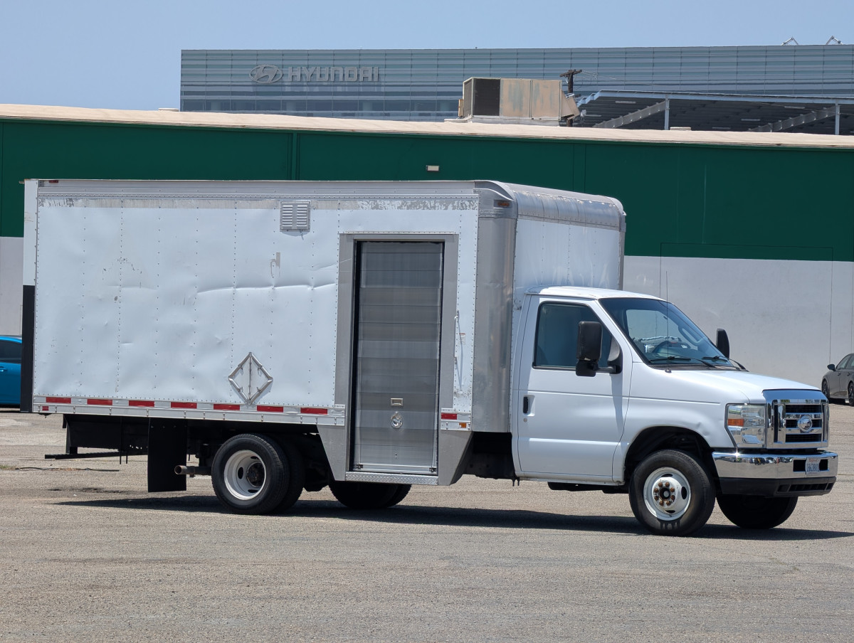 Used 2015 Ford E-450 - photo 1