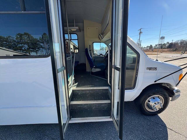 Used 2003 Ford E-450 - photo 11