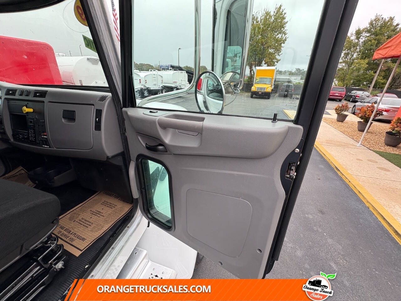 Used 2019 Peterbilt 337 - photo 2
